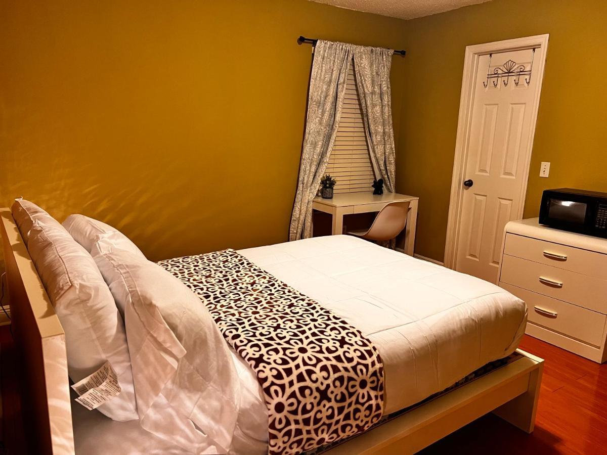 Spotless Guest Room With Shared Bathroom Орландо Экстерьер фото